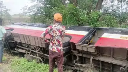 ಕಮಲನಗರ: ಕೋಟಗ್ಯಾಳ ಬಳಿ ಸಾರಿಗೆ ಸಂಸ್ಥೆ ಬಸ್ ಪಲ್ಟಿ, ಇಬ್ಬರು ಮಹಿಳೆಯರಿಗೆ ಗಂಭೀರ ಗಾಯ
