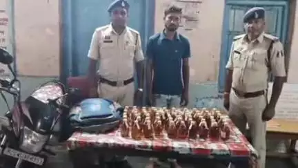 आरंग: आरंग थाना क्षेत्र में अवैध शराब का परिवहन करते एक आरोपी को किया गया गिरफ्तार, आबकारी एक्ट के तहत हुई कार्रवाई