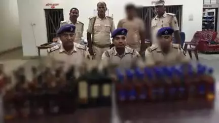 कटिहार जिला के कोढ़ा थाना क्षेत्र में कुल-27 लीटर विदेशी शराब के साथ किया गया गिरफ्तार I