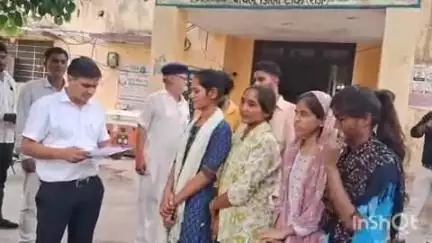 पीपलू: कस्बे के राजकीय कन्या महाविद्यालय की प्राचार्य द्वारा की जा रही अधिनियमिताओं को लेकर उपखंड अधिकारी को सौंपा ज्ञापन