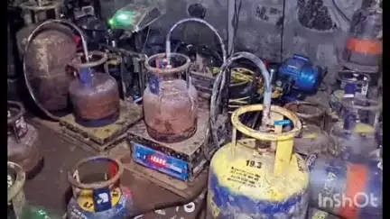 कर्जत: खांडस येथे बनावट गॅस सिलिंडर बनविण्याचा कारखाना नेरळ पोलिसांनी उधळवून लावला