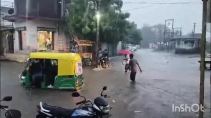 દિયોદર: ગત સાંજના દિયોદર પંથકમાં ધોધમાર વરસાદ
દિયોદરમાં બે કલાકમાં 2 ઇંચથી વધારે વરસાદ.
