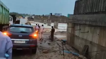 નખત્રાણા: ટોડીયા ફાટક નજીક નવા પુલના સાધનો પાણીના પ્રવાહમાં તણાયા