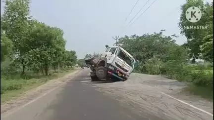गुन्नौर: डीएसएम शुगर मिल के समीप रोड़ी से भरा ट्रक अनियंत्रित होकर पलटा, ट्रक चालक हुआ घायल