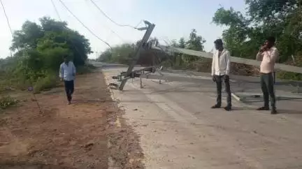 निवाड़ी: सेंदरी मार्ग पर छिंगा नाले के पास आंधी में उखड़े बिजली के खंभे, सुधार कार्य जारी