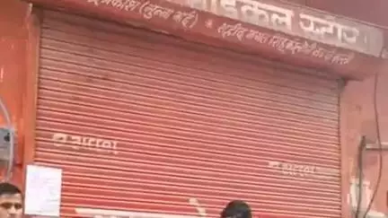 लाडपुरा: रेलवे कॉलोनी क्षेत्र में झोलाछाप डॉक्टर द्वारा गलत इंजेक्शन लगाने पर चिकित्सा विभाग ने क्लिनिक किया सीज