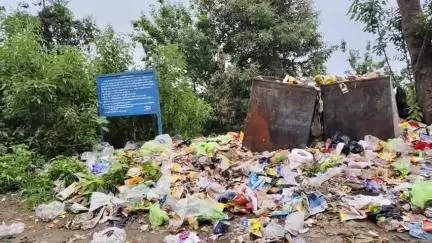 पुल्ला में लगे कूड़े के ढेर बदबू से लोगों का जीना मुहाल। जिला पंचायत द्वारा समय पर नहीं किया जा रहा है कूड़े का निस्तारण