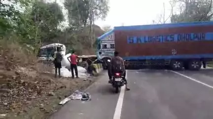 मंडला :- मंडला जबलपुर हाइवे कुड़ामैली घाट में आज फिर से बंद सवेरे दो ट्राले की आमने सामने भिड़ंत में से पूरा मार्ग बंद आए दिन हो रही दुर्घटनाएं।रफ्तार ज्यादा के कारण।