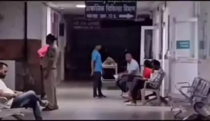 मोहखेड़: मोहखेड़ में डंपर की चपेट में आए बाइक सवार दो लोग गंभीर रूप से घायल गुस्साए लोगों ने की तोड़फोड़ 
#एक्सीडेंट