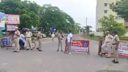 రెంటపాళ్లలో మాజీ ముఖ్యమంత్రి జగన్ పర్యటన నేపథ్యంలో అడుగడుగునా చెక్పోస్ట్లు