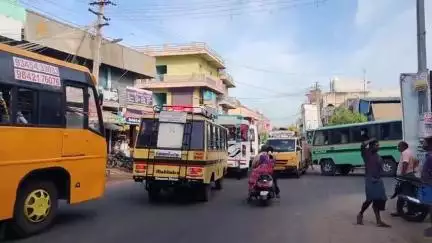 வேடசந்தூர்: ஆம்புலன்ஸ் செல்ல முடியாமல் தவிப்பு - மாரம்பாடி பிரிவில் அதிக வாகனங்கள் செல்வதால் போக்குவரத்து நெரிசல்