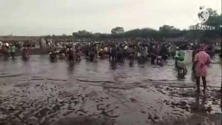 குளித்தலை: பில்லூரில் பெரிய ஏரியில் மீன் பிடித்து திருவிழா ஏராளமானோர் பங்கேற்பு