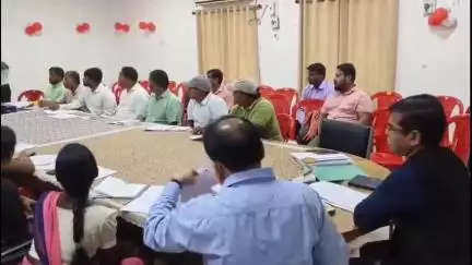 लोहरदगा: लोहरदगा समाहरणालय में बीएलओ व सुपरवाइजरों को मतदान केंद्र मैपिंग व जियो फेंसिंग का प्रशिक्षण दिया गया