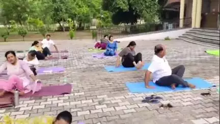 अमरोहा: अमरोहा कलेक्ट परिसर में जिलाधिकारी सहित अधिकारियों ने किया योगा, सभी से योगा करने की अपील की