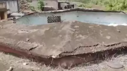 वायकर वस्तीवरील शाळेचे छत कोसळल्याने नवीन इमारत देण्याची नागरिकांची मागणी #Jansamasya
