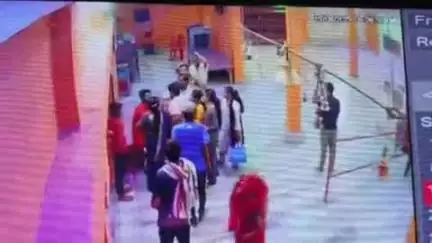 खागा: खागा हनुमान मंदिर में दो लड्डू के लिए पुजारी और उसके बेटे की धुनाई, मंदिर का गेट बंद कर बिचाई जान