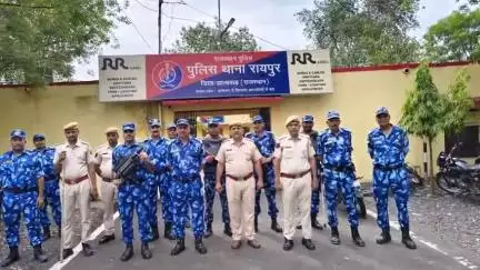 रायपुर: रायपुर में आरएएफ और पुलिस जवानों ने किया फ्लैग मार्च, संवेदनशील व अति संवेदनशील क्षेत्रों में किया गया मार्च