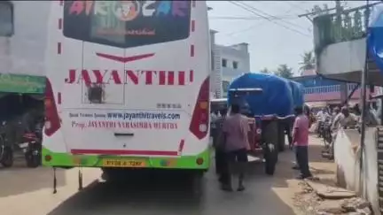 కాట్రేనికోన లో హైటెక్ బస్సు,  ట్రాక్టర్ ఢీ, రోడ్డు పై పశువులను తప్పించే ప్రయత్నంలో ప్రమాదం