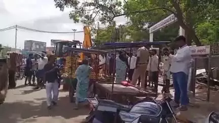 ಚಳ್ಳಕೆರೆ: ನಗರದ ರಸ್ತೆಗಳ ಬದಿಯಲ್ಲಿ ಪಾದಚಾರಿಗಳ ರಸ್ತೆ ಮೇಲೆ ಇಟ್ಟಿದ್ದ ಪೆಟ್ಟಿಗೆ ಅಂಗಡಿಗಳು ತೆರವು ಮಾಡಿಸಿದ ನಗರಸಭೆ ಅಧಿಕಾರಿಗಳು