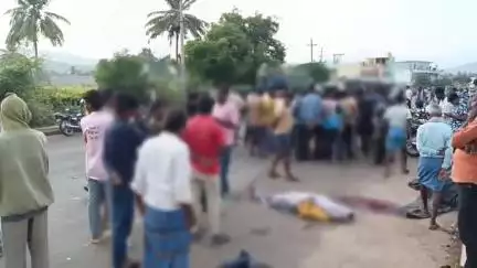 ಚಿಕ್ಕಬಳ್ಳಾಪುರ: ಟೆಂಪೋ-ಬೈಕ್ ನಡುವೆ ಮುಖಾಮುಖಿ ಢಿಕ್ಕಿ ಬೈಕ್ ಸವಾರರಿಬ್ಬರು ಸ್ಥಳದಲ್ಲೇ ಸಾವು ಪೋಶೆಟ್ಟಿಹಳ್ಳಿ ಬಳಿ ಘಟನೆ