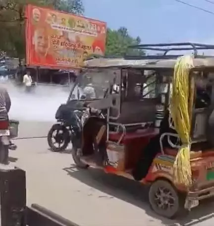 नौगढ़: सिद्धार्थनगर रेलवे क्रॉसिंग के पास 112 नंबर की बाइक में अचानक लगी आग, वीडियो हुआ वायरल