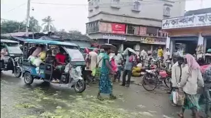 হরিহরপাড়া: মিয়ারবাগান সবজি হাটে রাস্তায় ছুঁড়ে ফেলা হলো পটল-শসা, ক্ষোভ চাষীদের #jansamasya