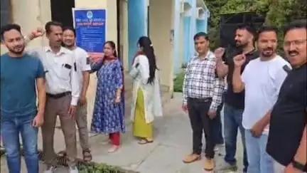 चम्पावत: तीन माह से वेतन नहीं मिलने पर एनएचएम कर्मचारियों ने काला फीता बांधकर किया विरोध