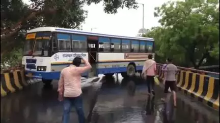 मथुरा: मुर्गा फाटक फ्लाईओवर पर राजस्थान रोडवेज की बस हुई दुर्घटनाग्रस्त