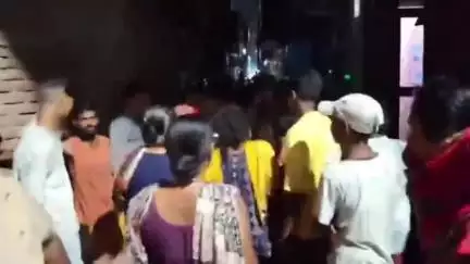 रुद्रपुर: ट्रांजिट कैंप के मुखर्जी नगर में महिलाओं ने अवैध कच्ची शराब के खिलाफ चलाया अभियान, शराब पकड़कर पुलिस को सौंपी