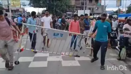 মাটিগাড়া: শিলিগুড়ির ইস্টার্ন বাইপাস এলাকায় দুস্কৃতি তান্ডবের অভিযোগ এনে পথ অবরোধ করে বিক্ষোভ স্থানীয়দের