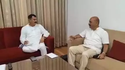पंचकूला: हरियाणा कांग्रेस के संगठन सृजन अभियान में पर्यवेक्षक लाल जी देसाई नेताओं के साथ कर रहे हैं बैठक