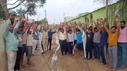 तिघरिया के आईटी केंद्र मार्ग पर कीचड़ की समस्या को लेकर ग्रामीणों ने किया प्रदर्शन