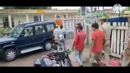 बस्ती: जीआरपी पुलिस ने स्टेशन व ट्रेनों में चोरी करने वाले 3 अभियुक्तों को किया गिरफ्तार