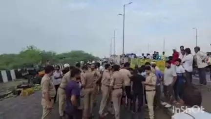 आगरा: शाहदरा फ्लाईओवर पर तेज रफ्तार मैक्स पिकअप अनियंत्रित होकर पलटी, चालक समेत 4 लोगों की हुई मौत व 1 हुआ घायल