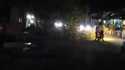 बिल्सी: सिरासोल चौराहे के पास बीच सड़क पर गिरा पुराना पीपल का पेड़, एक टेम्पो हुआ क्षतिग्रस्त