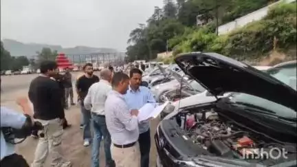 कंडाघाट: कंडाघाट के स्पोर्ट्स ग्राउंड में वाहन चालकों के लाइसेंस एवं वाहनों का नवीनीकरण किया गया, MVI जतिन मेहता रहे मौजूद