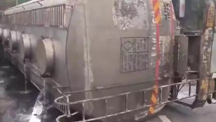 कुरई: कुरई घाटी में केमिकल से भरा टैंकर पलटा, चालक घायल, मार्ग हुआ अवरुद्ध