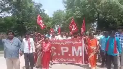 గుంతకల్లు: రోడ్లను నిర్మించాలని, తాగునీటి సమస్యను పరిష్కరించాలని గుత్తిలో సీపీఎం నాయకులు, కార్యకర్తలు ర్యాలీ, రాస్తారోకో