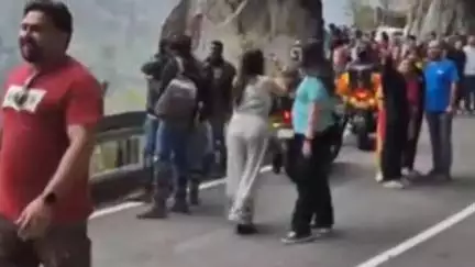 निचार: किन्नौर के चौरा मिनी टनल के समीप JCB मशीन द्वारा पर्यटकों को बकेट में उठाने पर पुलिस ने किया चालान