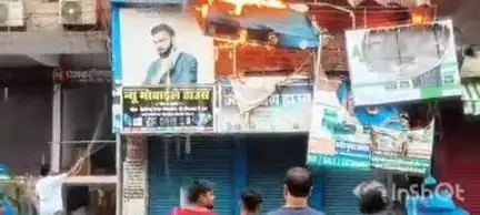 गढ़वा: गढ़वा सदर में शॉर्ट सर्किट से दुकान की छत पर लगी आग, पुलिस और फायर ब्रिगेड ने टला बड़ा हादसा