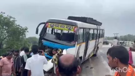 ବୀରମହାରାଜପୁର: ଅରିଗାଁ ମୂର୍ମୁରି ବ୍ରିଜ ଠାରେ ଘରୋଇ ବସ୍ ଦୁର୍ଘଟଣା , ଅଳ୍ପକେ ବର୍ତିଲେ  ଯାତ୍ରୀ