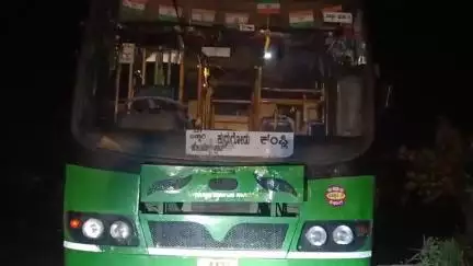 ಕಂಪ್ಲಿ: ನೆಲ್ಲೂಡಿ ಕೊಟ್ಟಾಲ್ ರಸ್ತೆ ಮಧ್ಯೆ ಕುರುಗೋಡಿನಿಂದ ಕಂಪ್ಲಿಗೆ ಬರುತ್ತಿದ್ದ ಬಸ್ ಗೆ ಬುಲೋರೋ ಢಿಕ್ಕಿ, ಪ್ರಯಾಣಿಕರಿಗೆ ಗಾಜಿನ ಚೂರುಗಳಿಂದ ಗಾಯ