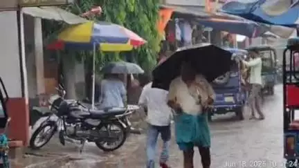 মুরারই ১: তীব্র রোদ ও ভ্যাপসা গরমের পরে স্বস্তির বৃষ্টি শুরু হয়েছে মুরারই এলাকাজুড়ে