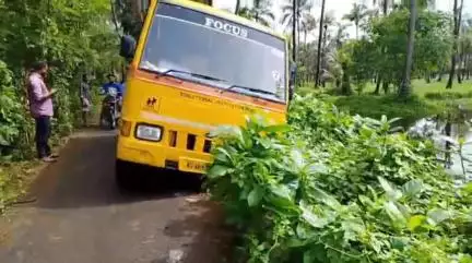 ചാവക്കാട്: തൊട്ടാപ്പിൽ സ്കൂൾ വാൻ റോഡരികിലെ താഴ്ചയിൽ ചാടി സമീപത്തെ മുല്ലപ്പുഴയിലേക്ക് ചെരിഞ്ഞ് അപകടം