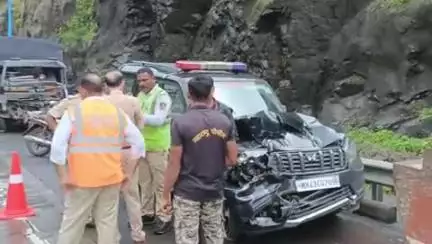 खालापूर: मुंबई पुणे द्रूतगती महार्गावर भातान बोगद्यात पोलीस वाहनांसह इतर वाहनाचा अपघात