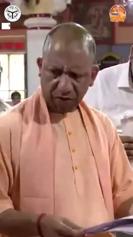 #UPCM Yogi Adityanath ने आज #GorakhnathMandir परिसर में आयोजित 'जनता दर्शन' में लोगों की समस्याएं सुनीं