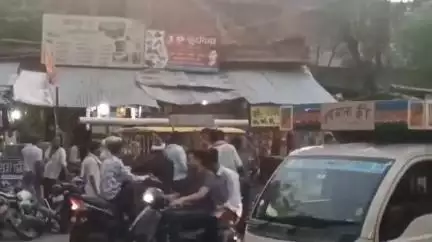 निवाड़ी: पृथ्वीपुर में फब्बारे तिराहे के पास दो युवक आपस में भिड़े, मारपीट का वीडियो सोशल मीडिया पर वायरल