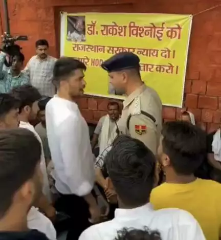कांग्रेस नेता निर्मल चौधरी और पुलिस अफसर में हो गई तीखी बहस; वीडियो में चिल्लाते नज़र आए दोनों