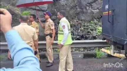 खालापूर: मुंबई पुणे एक्सप्रेस हायवेवर भातान बोगद्यात सात ते आठ गाड्यांचा विचित्र अपघात