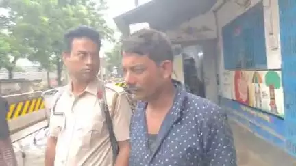 পাথরপ্রতিমা: স্ত্রীকে বেধড়কভাবে মারধর করার অভিযোগে ঢোলাহাট থানার বেলুনি এলাকা থেকে স্বামীকে গ্রেফতার করেছে ঢোলাহাট থানার পুলিশ